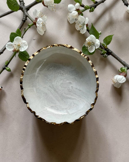 Small White bowl, 8x2" geode design epoxy resin