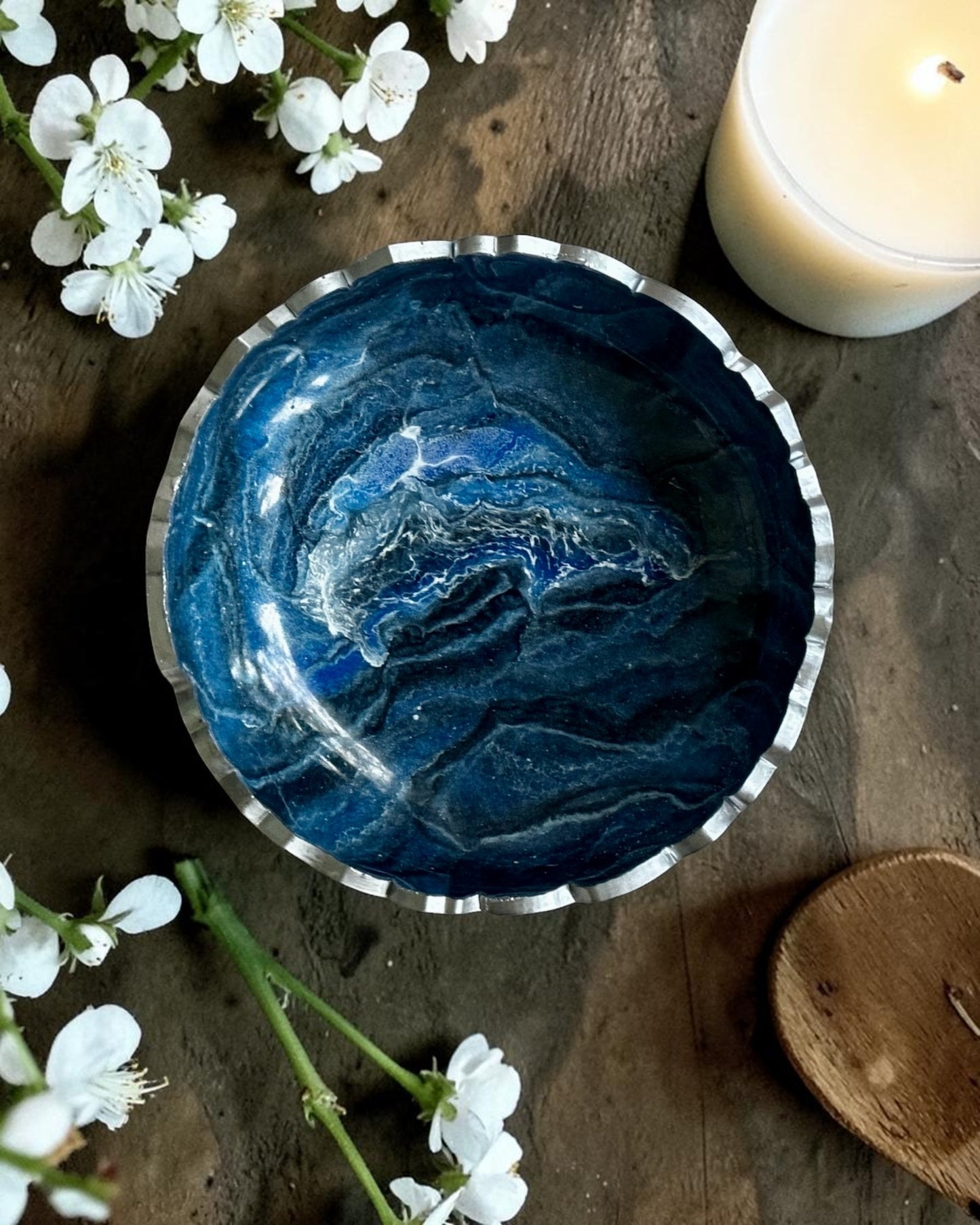 Small Blue bowl, 8x2" geode design epoxy resin