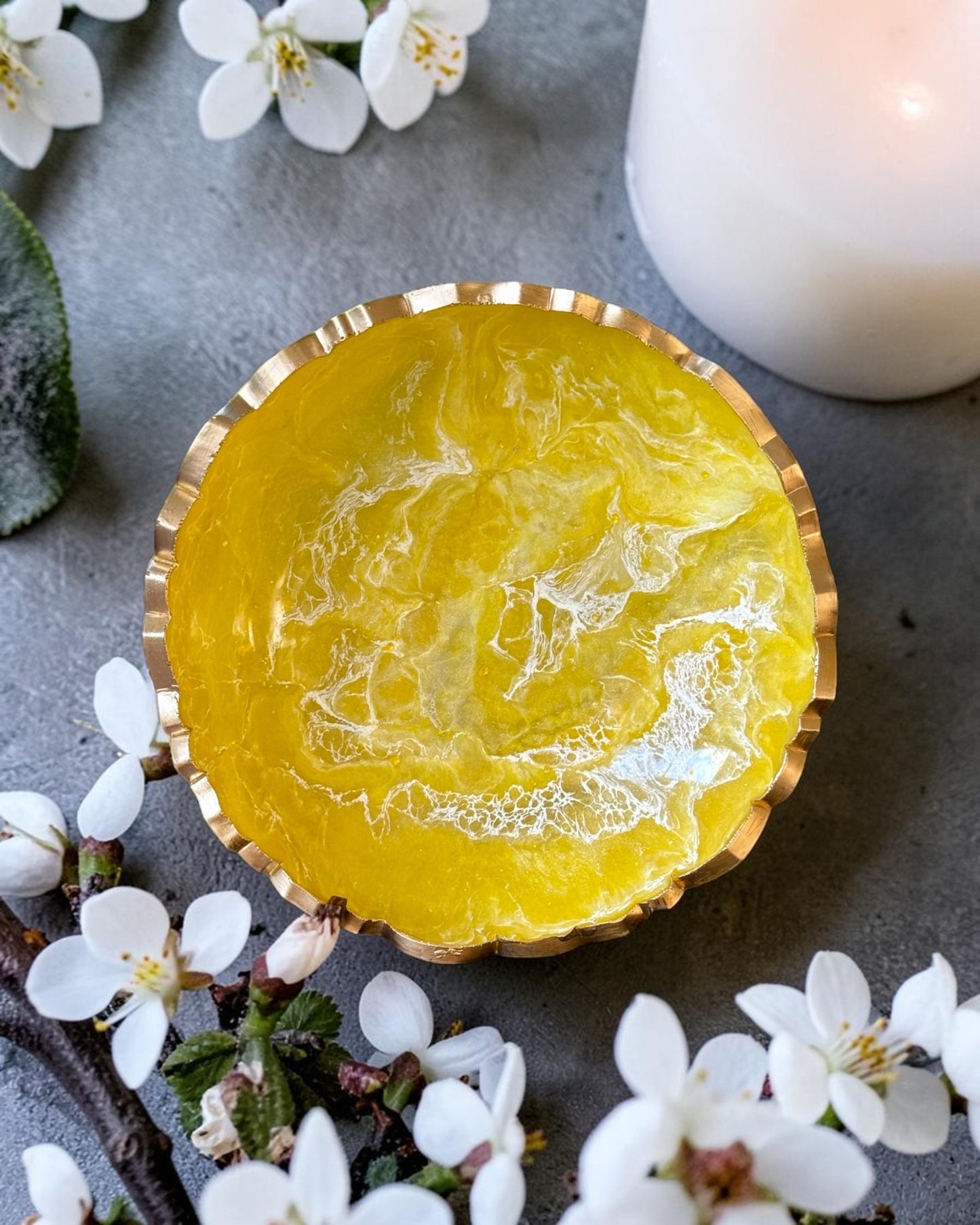 Small Yellow bowl, 8x2" geode design epoxy resin