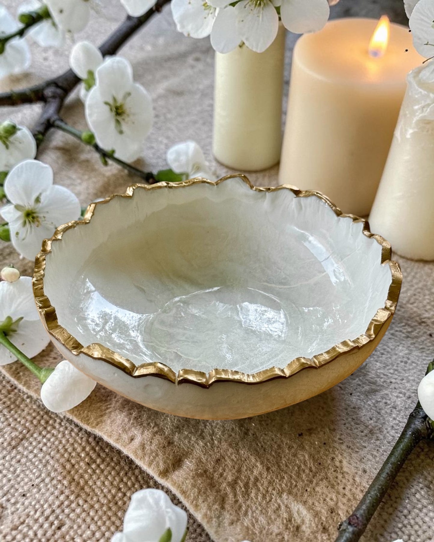 Small White bowl, 8x2" geode design epoxy resin