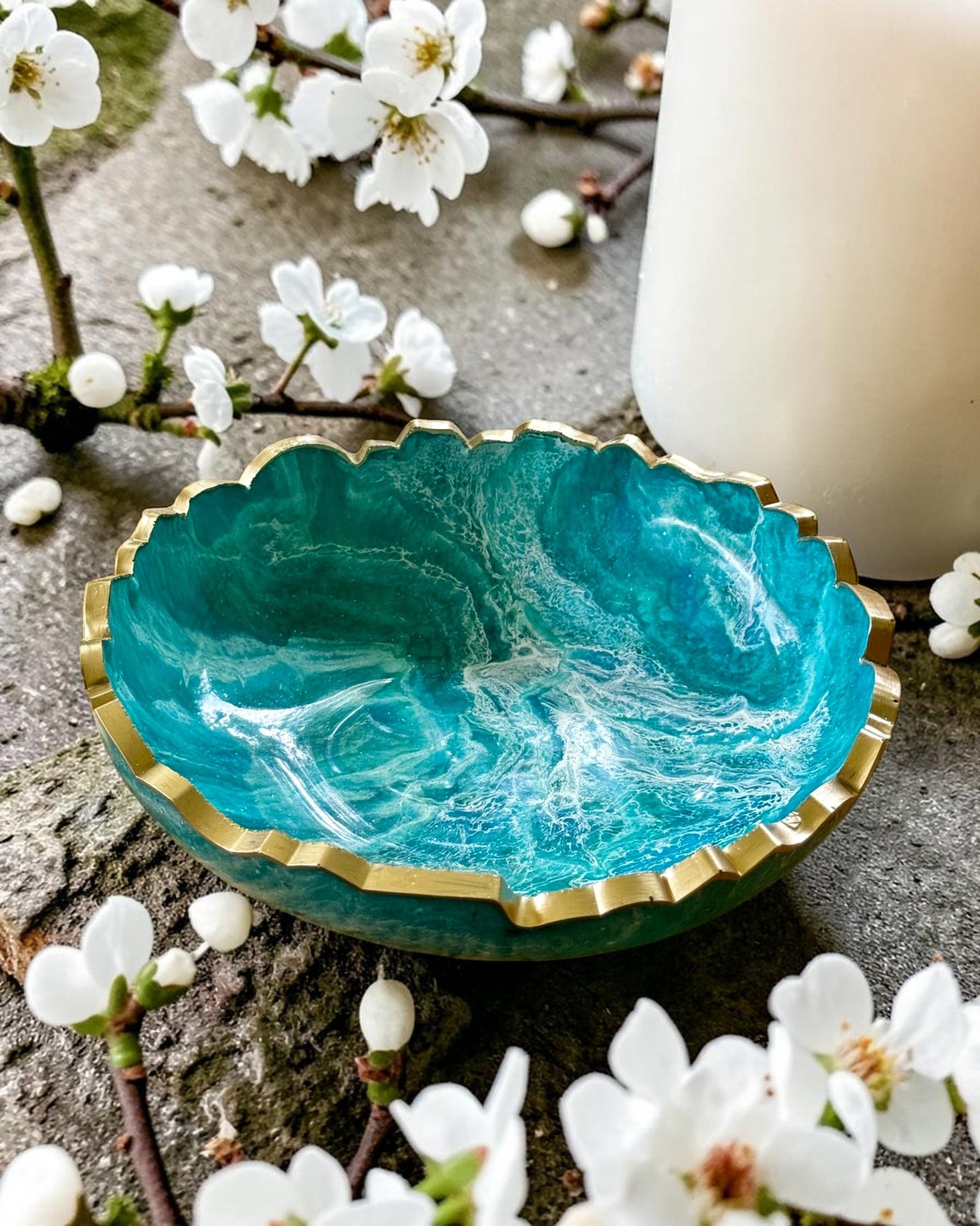 Small Ocean colors bowl, 8x2" geode design epoxy resin