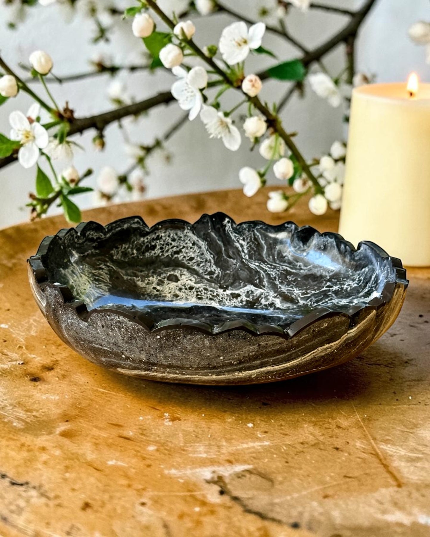 Small Black bowl, 8x2" geode design epoxy resin