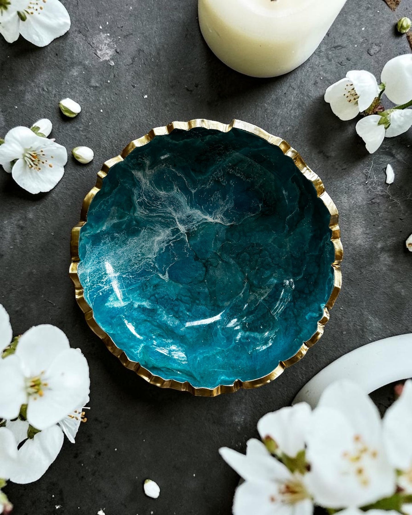 Small Ocean colors bowl, 8x2" geode design epoxy resin