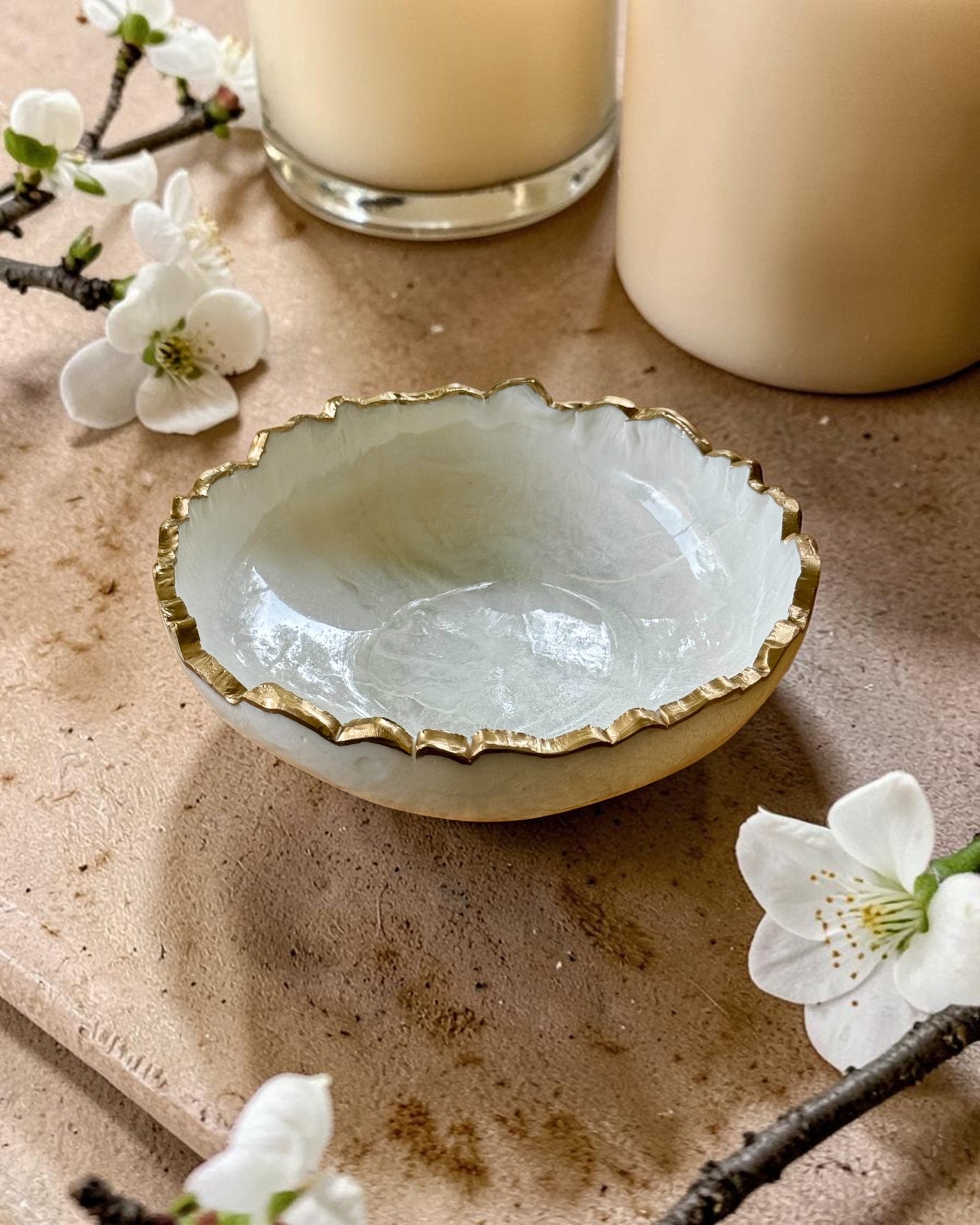 Small White bowl, 8x2" geode design epoxy resin