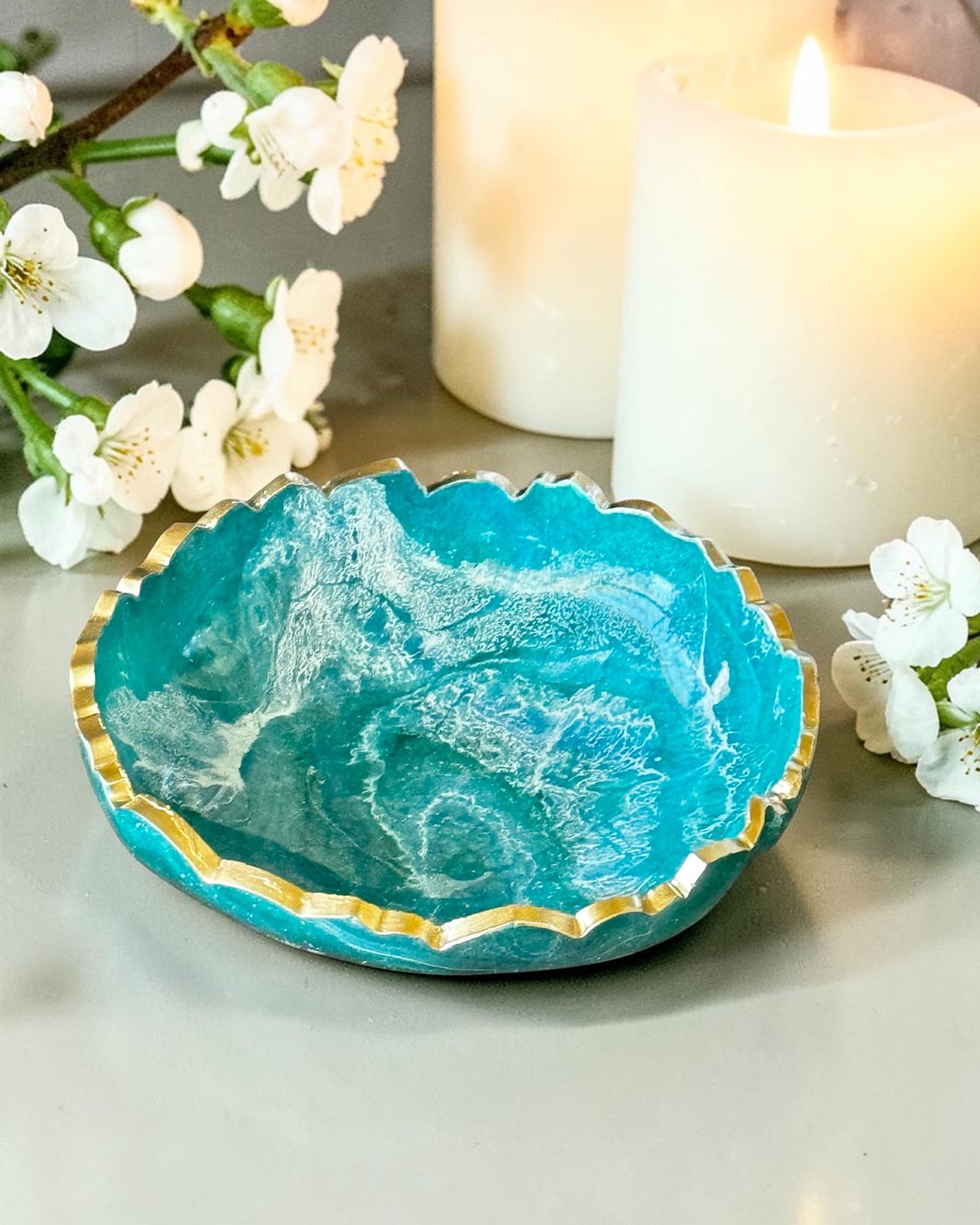 Small Ocean colors bowl, 8x2" geode design epoxy resin