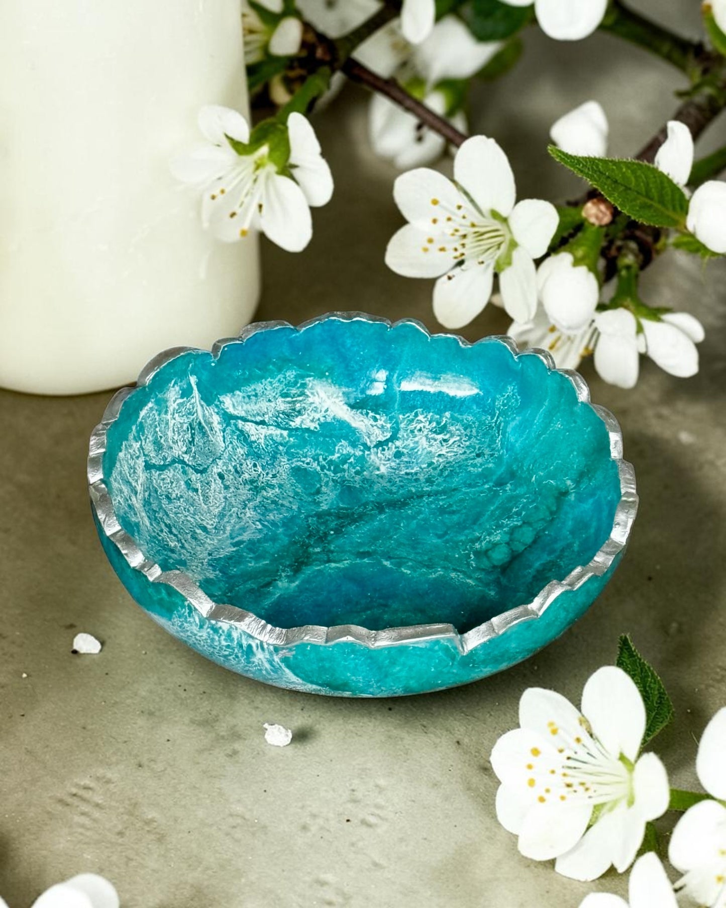 Small Ocean colors bowl, 8x2" geode design epoxy resin