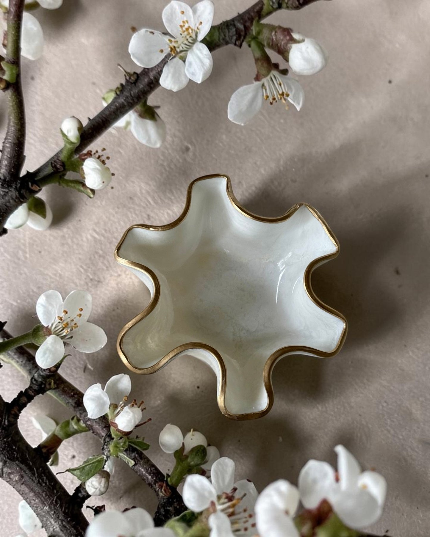 Small White bowl, 8x3" geode design epoxy resin